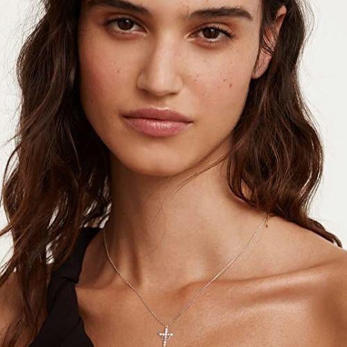 Halskette mit Kronen- und Kreuzanhänger