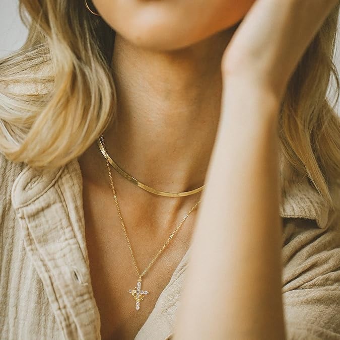 Halskette mit Kronen- und Kreuzanhänger