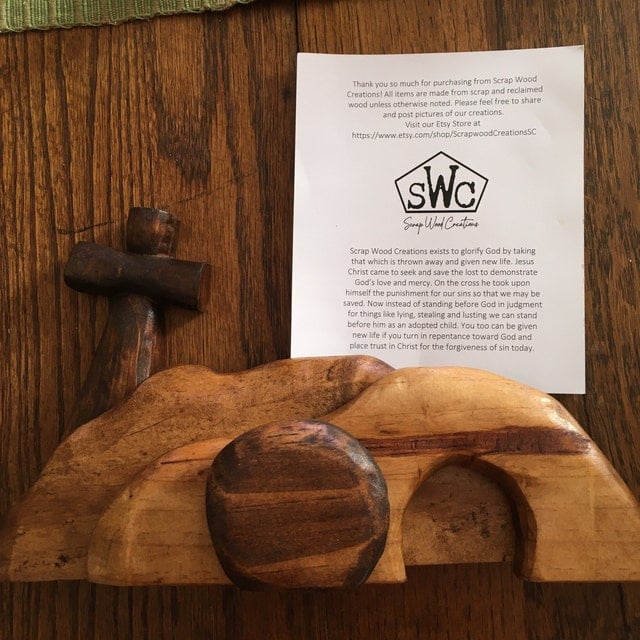 Er ist auferstanden – das leere Grab, Osterszene und Kreuz